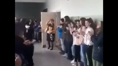 DIRLJIVO Učenici ispratili nastavnicu u penziju